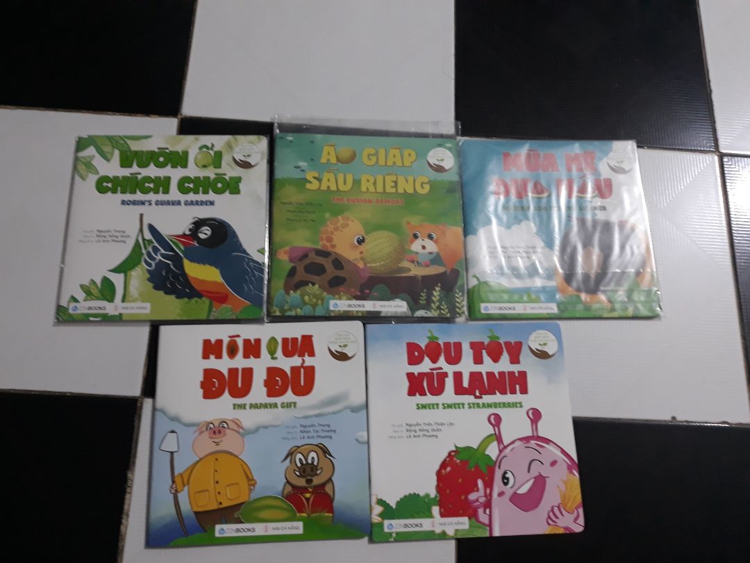 - Ngôn từ đẹp, đơn giản, có vần điệu theo thể thơ 5 chữ, có song ngữ.
- Hình thức đẹp, nét vẽ dễ thương, chất liệu sách dày.
- Nội dung ý nghĩa, đan xen việc giáo dục trẻ biết chia sẻ, biết chăm chỉ lao động để có thể tạo cái ăn, biết sự khó khăn của việc gieo trồng, biết những điều kiện để gieo trồng thành công,..., các nhân vật gần gũi với người Việt.
Nên mua cho các em thiếu nhi❣