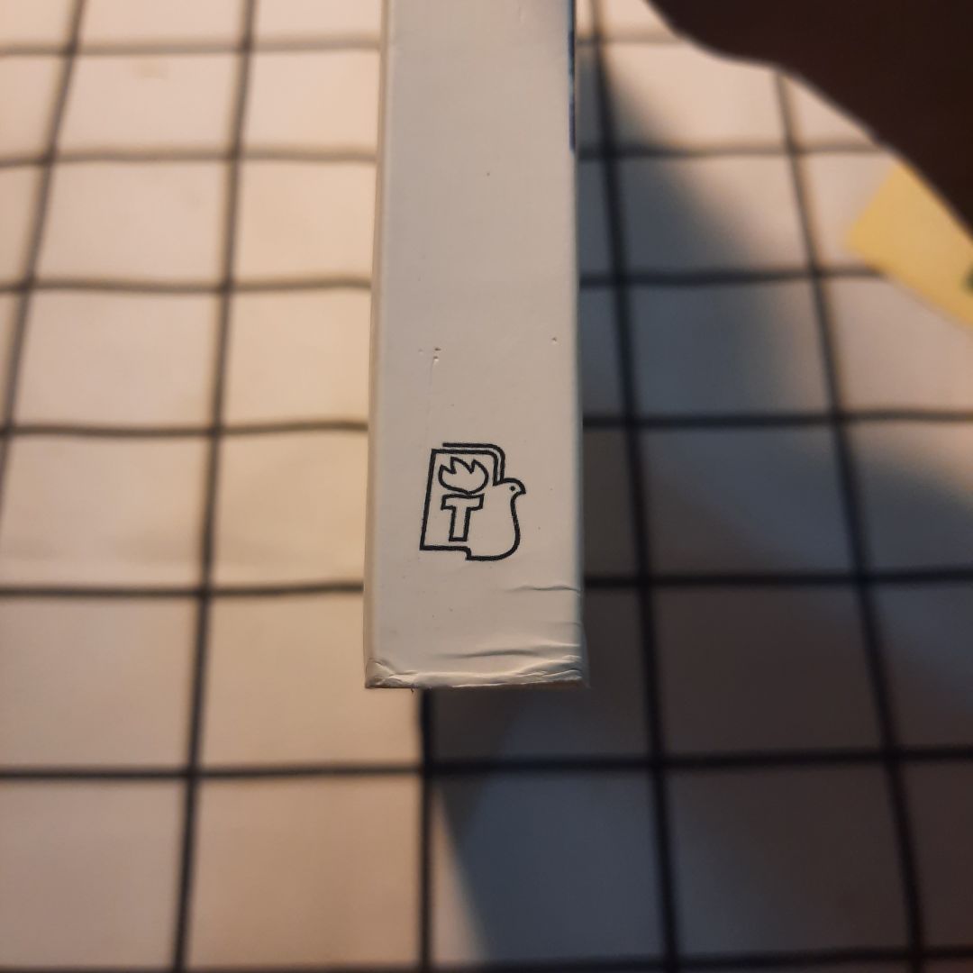 Gáy sách bị dập nát nhưng cũng tạm chấp nhận được.