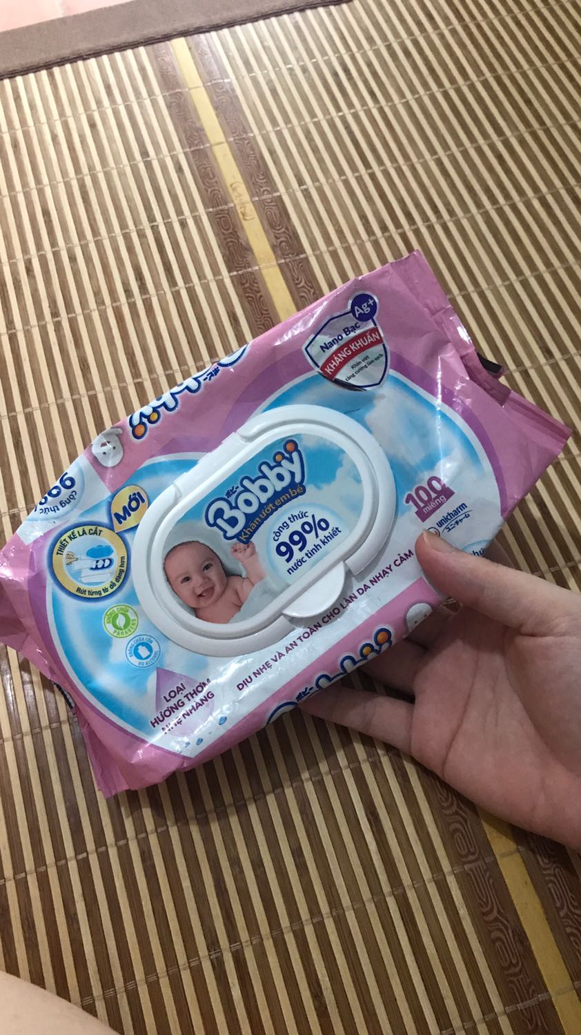 Giao hàng nhanh, đặt ngày 9/8 mà hsau 10/8 đã nhận được hàng!
Giấy dùng tốt, dễ rút từng tờ bằng 1 tay hơn giấy ướt khác, bé nhà mình dùng quen giấy này rồi.