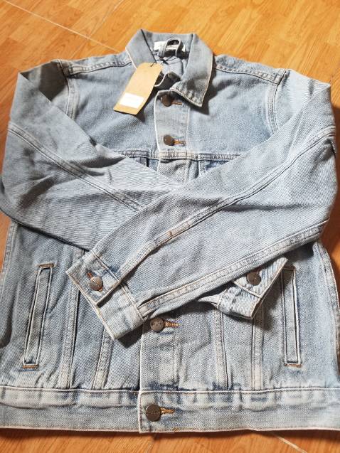 Áo jean nhà Aaa Jeans có 3 màu thì mình đã mua cả 3. Hiện tại mình thích màu Stone nhất. Sau này không biết thế nào :).