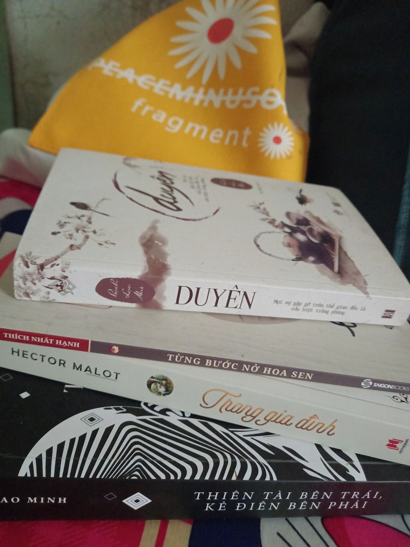 giao hàng nhanh, shipper thân thiện lắm lun, về phần sách thì không trầy xước, nhưng sách bị cong khiến mình hơi đau lòng :(, tóm lại là cũng không có gì để chê lắm vì mình còn được mua sale nữa nên giá hời lém hehehe