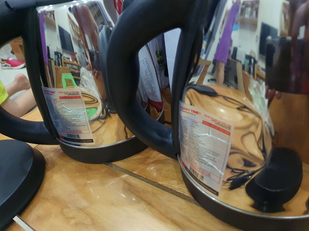 mới khui ra đã thấy móp méo rồi, cái thứ 2 cũng tệ như vậy luôn. Shop buôn bán có tâm 1 chút chứ, hàng móp méo mà cũng giao nữa?