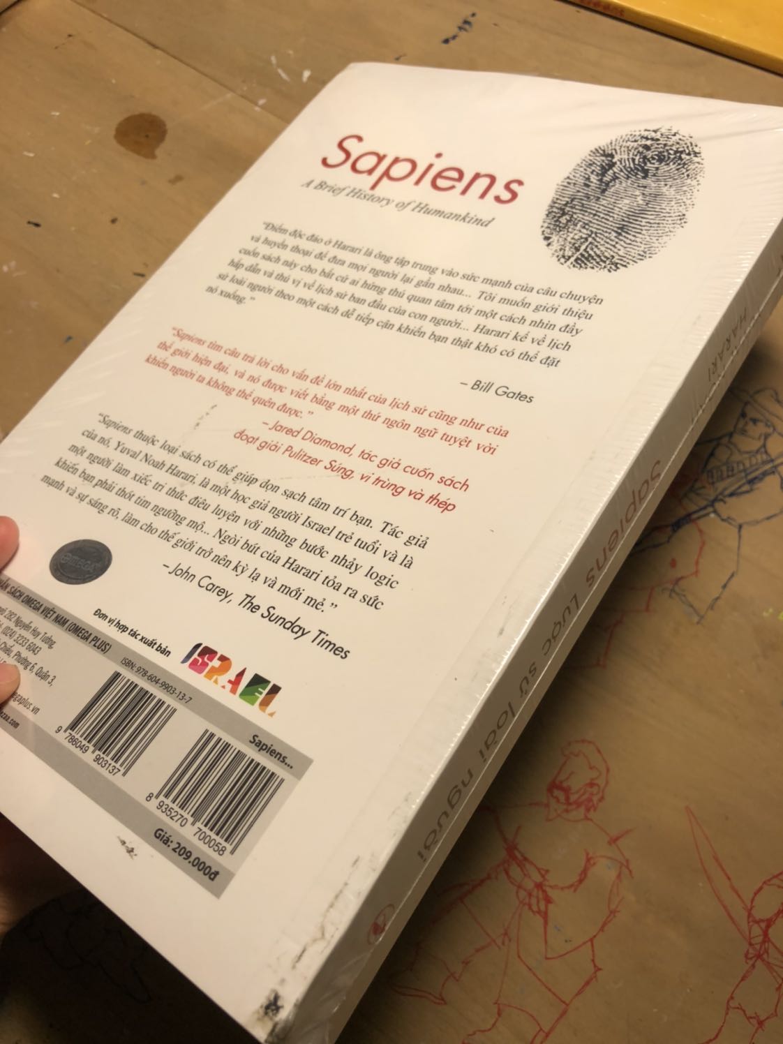 Mua sách nguyên seal mà bẩn thế này đây ạ. Quá buồn và bực khi nhận được sách như thế này