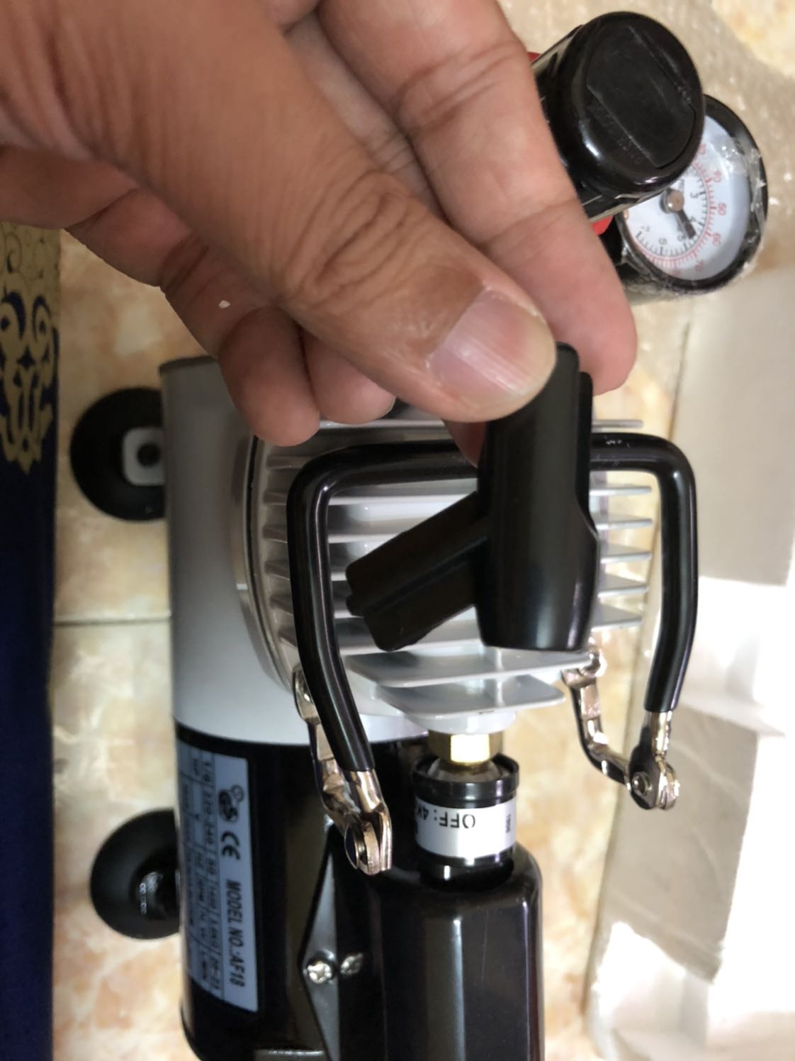 giá đỡ bút sơn này không giống như trong hình mô tả, hoàn toàn không thể gắn lên máy bơm được. Mong Tiki giải quyết gửi giá đỡ đúng.