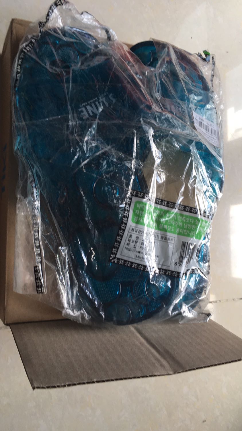 Combo 2đôi mà chỉ có 1 đôi, mong Tiki  làm cẩn thận hơn.