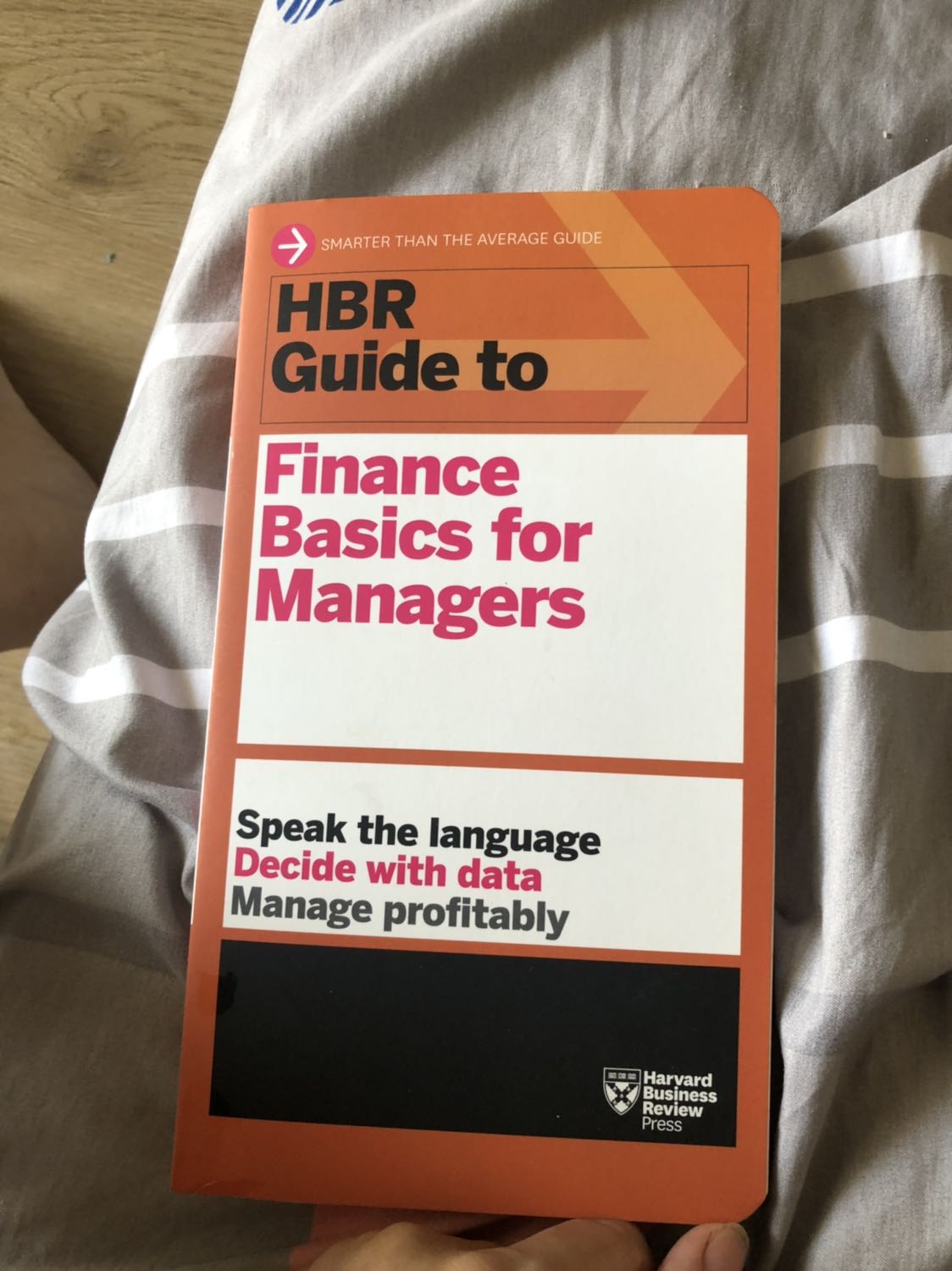 Sách đẹp mỏng nhẹ, giấy trắng vừa phải, chữ dễ nhìn, giao hàng nhanh