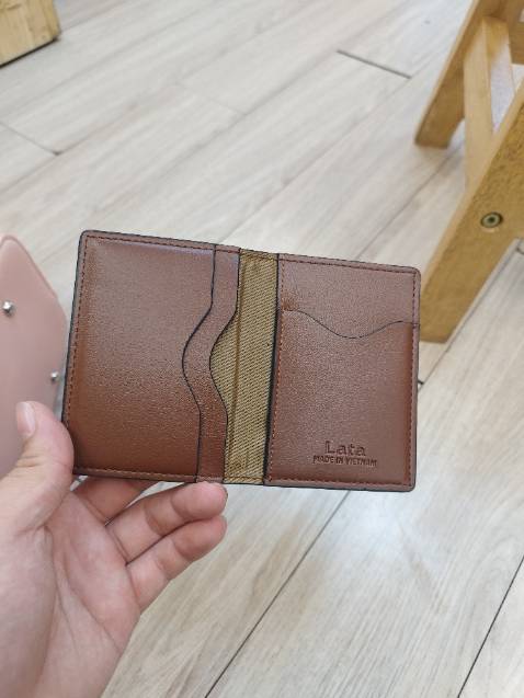 Màu túi rất đẹp ,kiểu dáng thời trang , ví tặng kèm cũng đẹp và  tiện dụng nữa ....