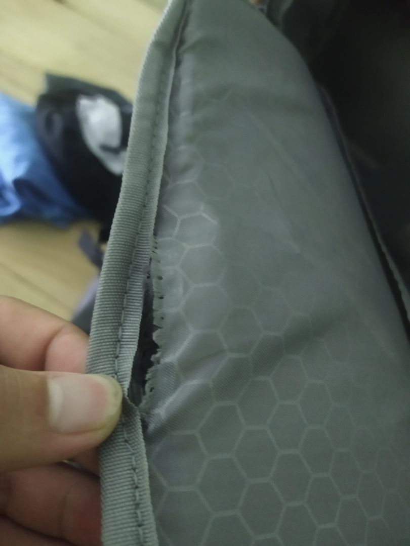 vài chỗ bị sứt chỉ, còn lại chất lượng tốt