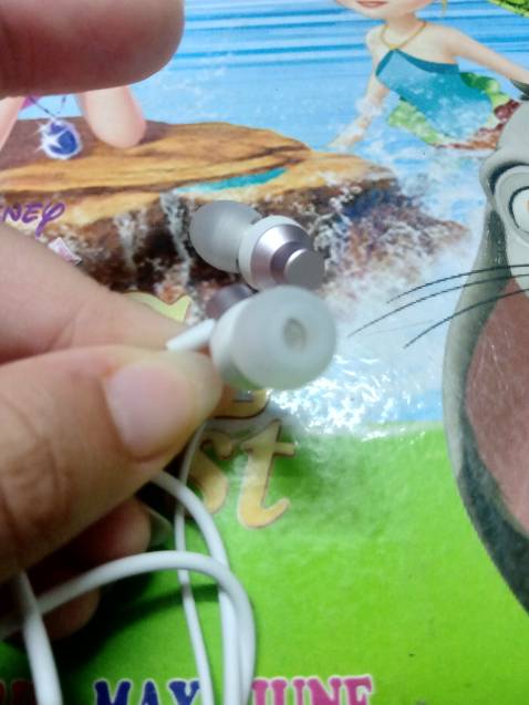 Âm thanh tốt sử dụng đc vài tuần chưa bị gì, nhìn sợi dây khá mỏng nhưng như v là rất phù hợp với giá tiền r. Sử dụng ổn, tốt. Có kèm theo đệm lỗ tai 3 kích cỡ khác nhau để vừa tai người sử dụng hơn Âm thanh tốt sử dụng đc vài tuần chưa bị gì, nhìn sợi dây khá mỏng nhưng như v là rất phù hợp với giá tiền r. Sử dụng ổn, tốt. Có kèm theo đệm lỗ tai 3 kích cỡ khác nhau để vừa tai người sử dụng hơn