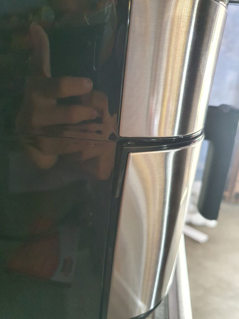 Thùng hàng không móp méo nhưng nồi chiên lại bị hỏng nhựa như hình. Có vẻ tiki đã giao hàng lỗi cho tôi, tôi đã mua nhiều trên tiki nhưng có vẻ đây là lần trải nghiệm tệ nhất vì đây là mua để tặng chứ k phải tôi dùng mà lại lỗi như này Thùng hàng không móp méo nhưng nồi chiên lại bị hỏng nhựa như hình. Có vẻ tiki đã giao hàng lỗi cho tôi, tôi đã mua nhiều trên tiki nhưng có vẻ đây là lần trải nghiệm tệ nhất vì đây là mua để tặng chứ k phải tôi dùng mà lại lỗi như này