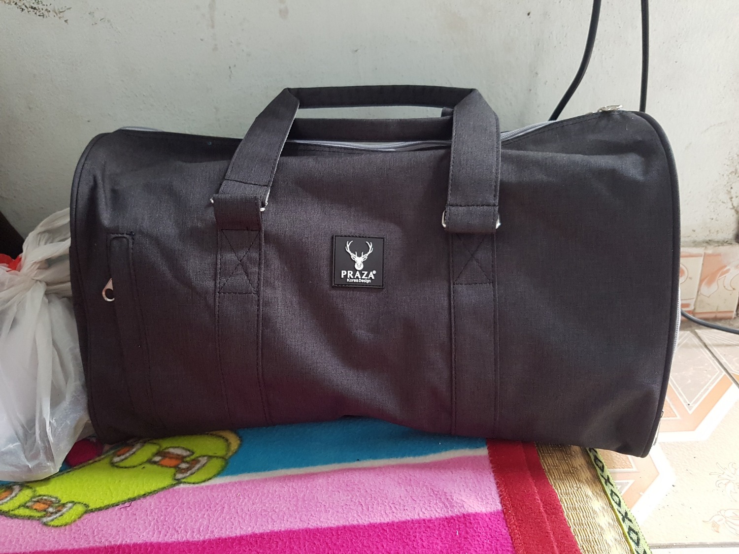 - Túi màu đen nhạt, hơi xám - đúng với ý thích của mình.
- Mẫu mã đẹp, chất lượng ban đầu khá tốt (sử dụng lâu dài thì chưa kiểm chứng được)
- Túi khá rộng, có ngăn để giày tiện lợi.
- Túi chỉ có 2 đầu được ngàm thép, ở giữa mềm nên dễ bị mất form.
- So với giá tiền hơn 100k thì ok. Không chê gì được.