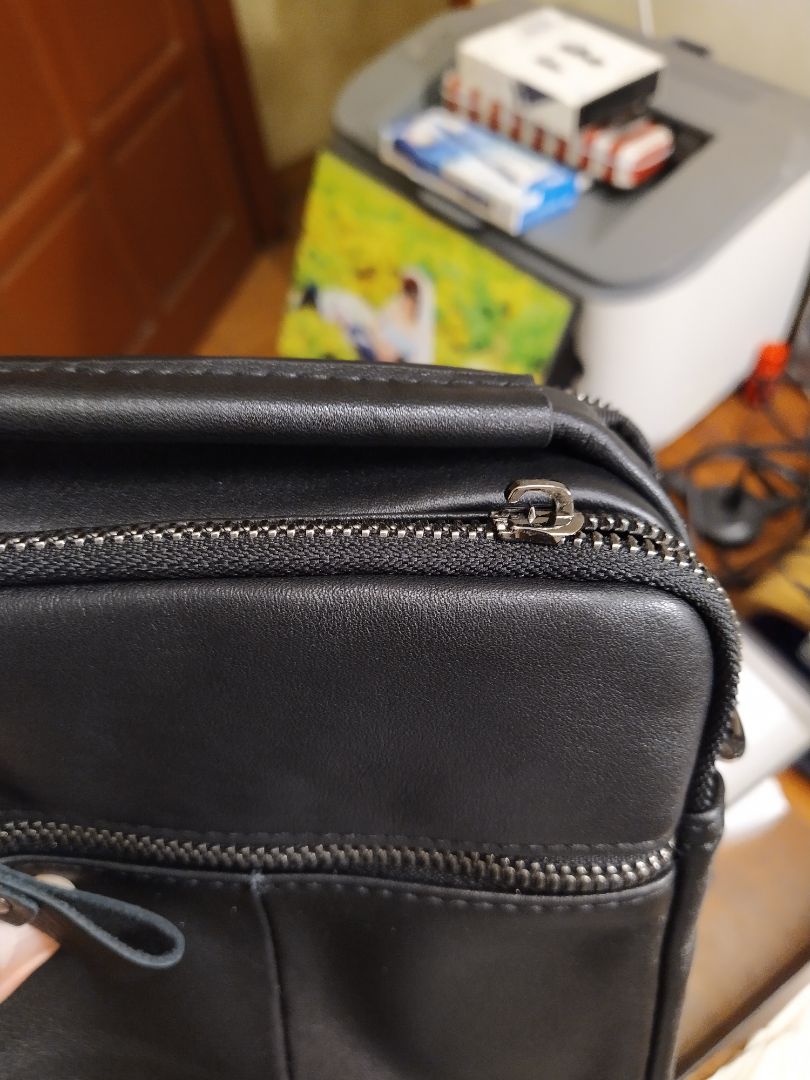 chất liệu da thật,nhưng chất lượng khóa thì không ổn lắm, mình mới kéo lần đầu đã bị vỡ. Nếu có thể Tiki đổi lại sp khác giúp mình.