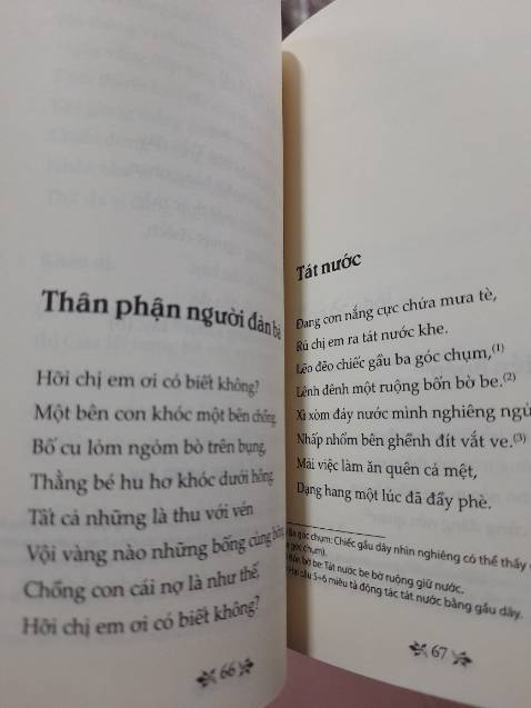 Sách có 63 bài thơ và phần phụ lục. Font chữ làm mình có cảm giác thoải mái và dễ đọc. Lâu rồi đọc lại mình lại có những cảm nhận khác về thơ Hồ Xuân Hương.