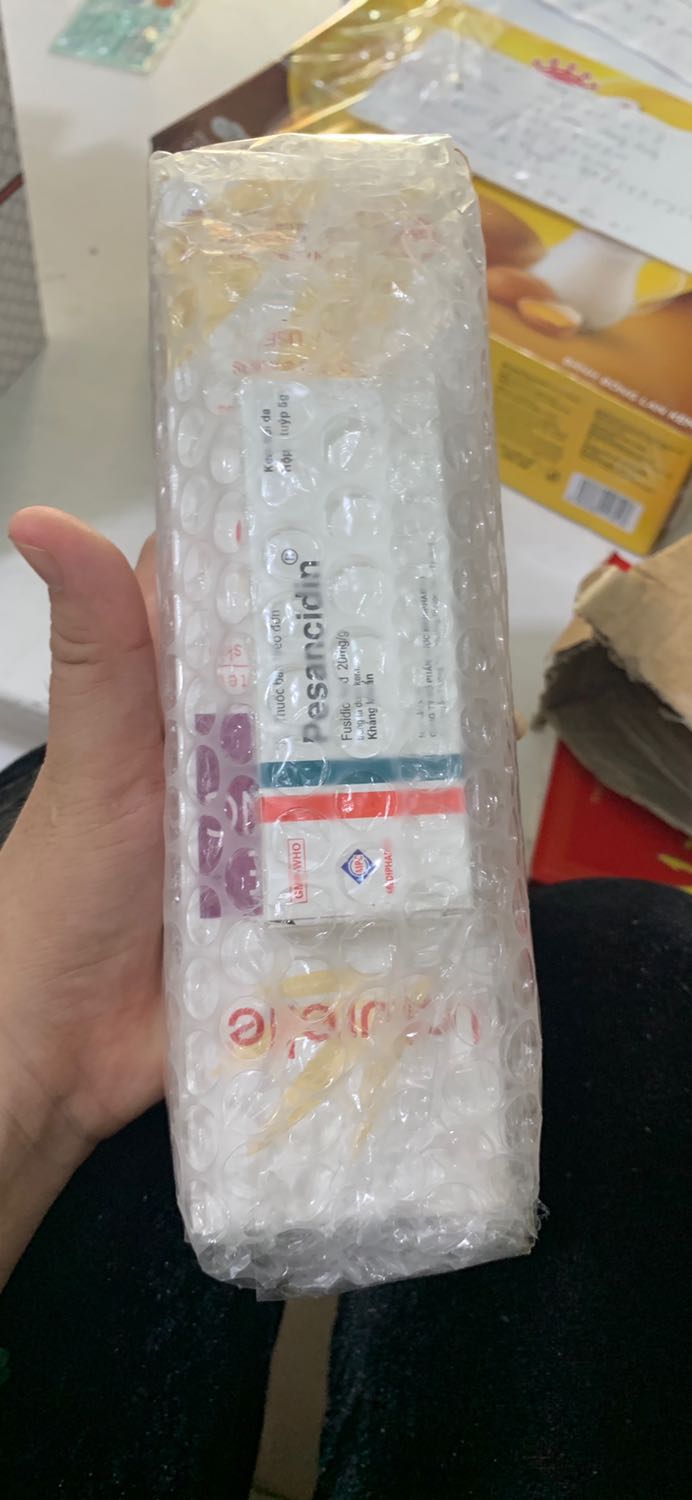 Cảm ơn shop nha. Hàng gói cẩn thận đẹp nè. Shop còn tặng kèm kem nữa yêu shop nhiều he he