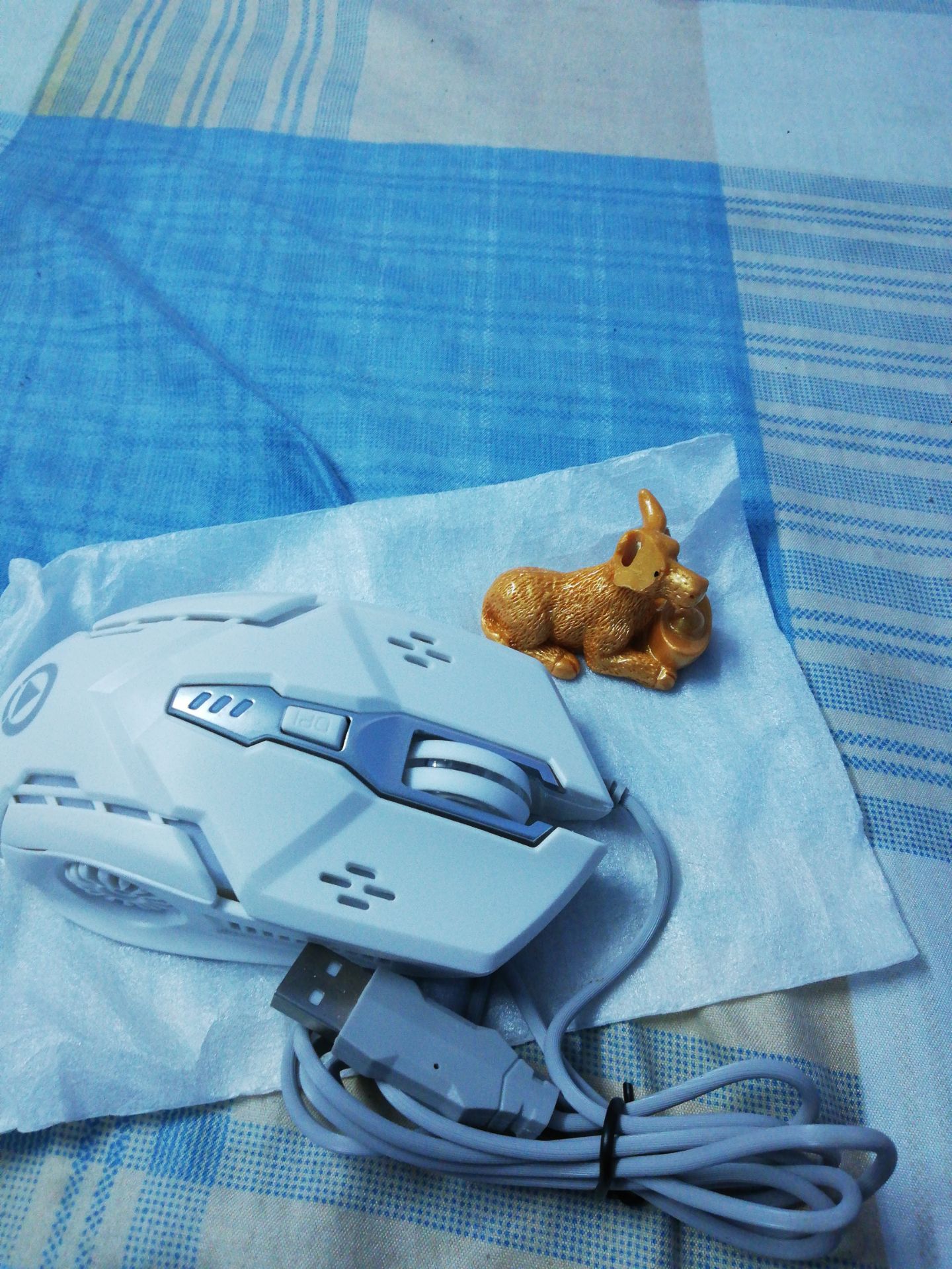 wá tệ hàng giao hk đúng , tôi đặt mua loại hk dây , mà giao hàng có dây và con trâu thì bị gãy hết 1 cái sừng , tin tưởng mới mua hàng mà bị *** như vậy làm sao mua nữa , nhờ tiki sử lý giùm nó hk đáng mà bị vậy bực lắm ak