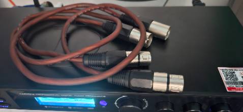 Mua để  nghe nhạc  chủ yếu. Chỉnh  bằng  tay  tiện lợi .kết  nối loa  sub và  loa vi tính +DAC FIIO k7 bass hết  ù  nghe được. (Tặng  cáp  dây  CANON không  có  chỗ  sài)