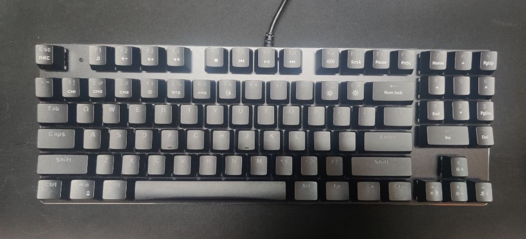 đây là v2, led rainbow. bản thân ko thích led nhiều màu nhưng tìm mấy chỗ ko thấy v1 nên mua tạm. bàn phím rất ok, bấm mượt không quá cứng, tiếng ồn vừa phải. Tikinow giao hàng nhanh, đúng hẹn.