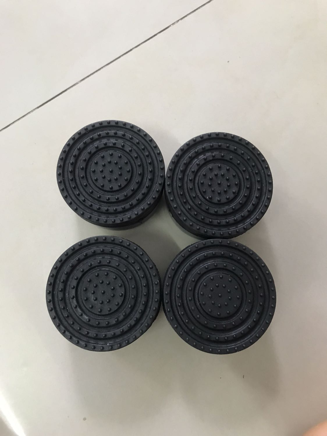 Nhìn hơi cũ. Nhưng vẫn ủng hộ hàng Việt. Mong là những sp giao cho các bạn khác sẽ không bị cũ như thế này.