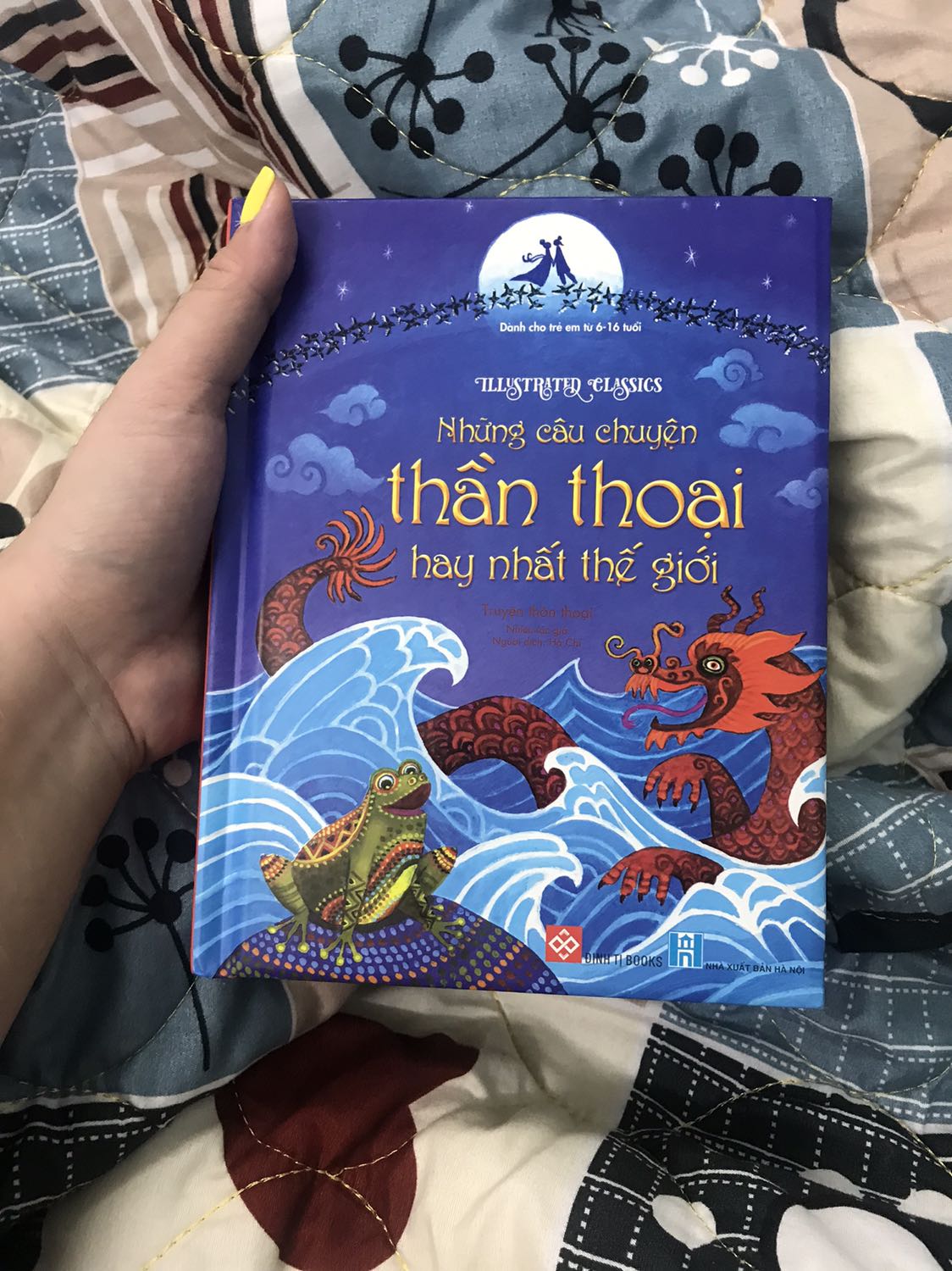 Cực kỳ cực kỳ thích cuốn này. Cầm Nặng tay, và các câu chuyện rất hấp dẫn. Màu sắc phải nói là rất rõ và đẹp. Chữ cũng to rõ nữa
Nhưng về nội dung thì đối với trẻ từ sáu đến chín tuổi nên có thêm ba mẹ kế bên để giải thích một vài từ khó nhé.