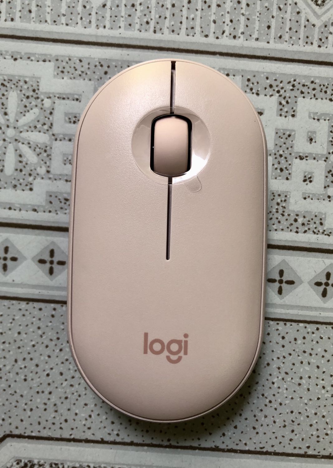 Chuột đẹp (nhưng dễ dơ), cầm lâu không mỏi tay; thân chắc chắn, bấm bên trái phải đều chắc tay. Click chuột gần như ko tiếng động, kết nối Bluetooth hoặc qua cổng cắm với laptop đều dễ, nhanh. Đèn xanh lá là kết nối cổng cắm, nhấn nút đổi qua màu xanh dương là chuyển sang kết nối Bluetooth. Mới xài mấy ngày nhưng thấy hài lòng, chưa gặp trục trặc gì. Đóng gói cẩn thận, giao hàng nhanh