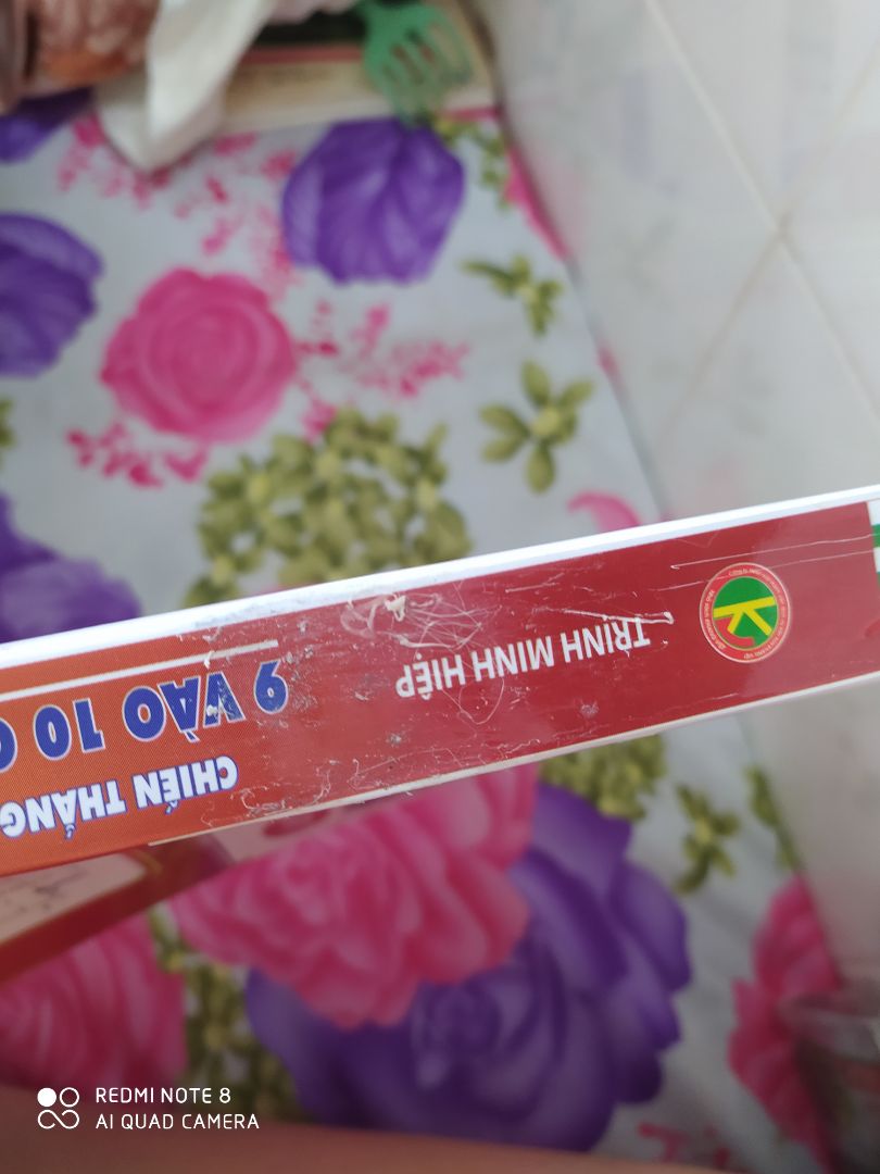 Nội dung không có gì để bàn nhưng phần bao bì thấy hơi thất vọng. Bìa in bị lệch, góc sách bị dính cái gì đấy mà lau không hết được mà nó cứng lại luôn, rồi méo một tí ở góc sách nữa, đóng gói không chắc chắn lắm nên chuyện này khá bth, lúc nhận được hàng cái hộp tiki ở ngoài của mình bị hõm một chỗ ở phần trung tâm huhu xém xỉu ngang.