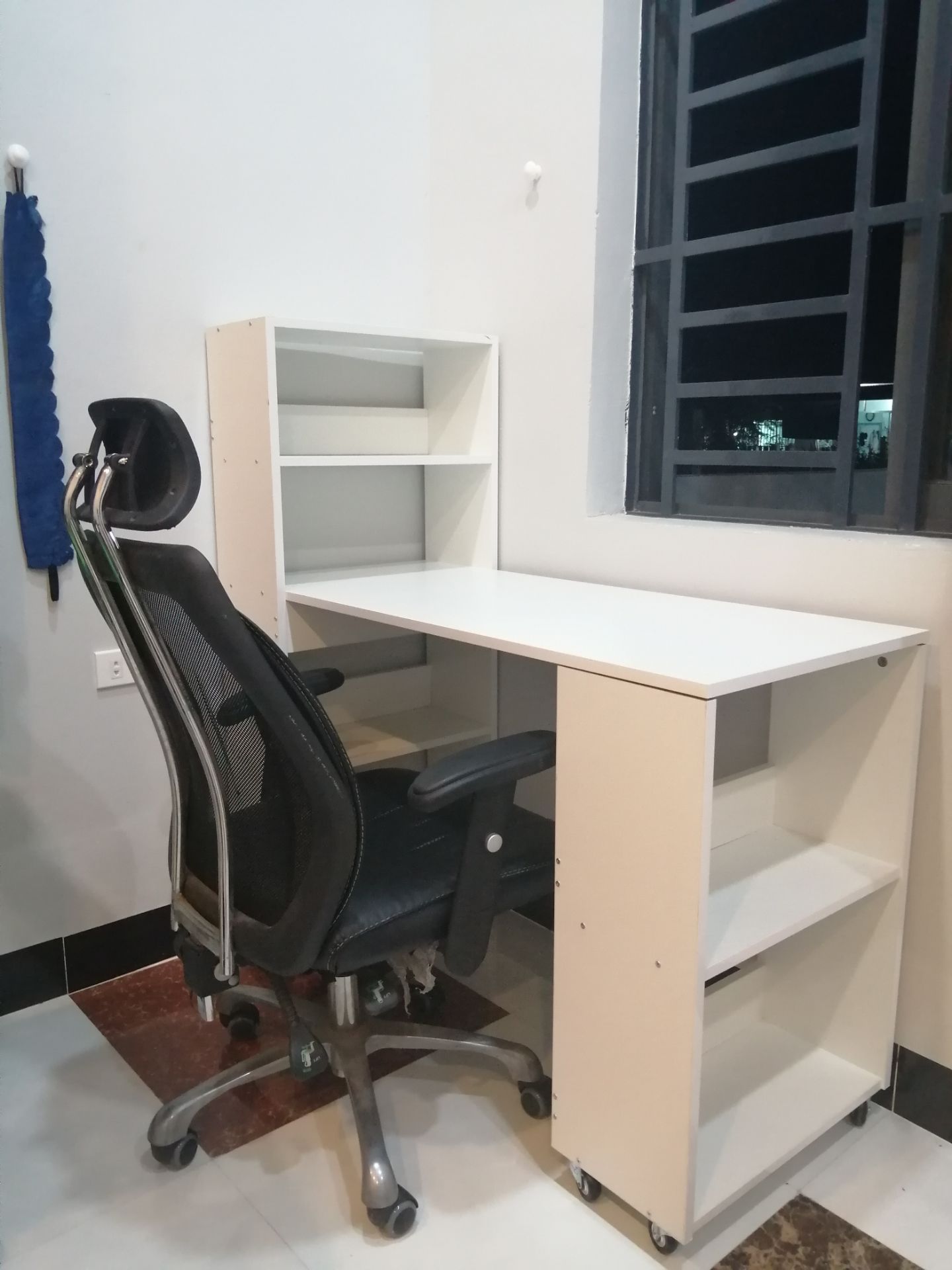 Đóng gói cẩn thận, Chắc, Đẹp như hình, hỗ trợ lắp ráp tốt. Đáng mua
Nhược điểm: quá nhiều ốc lộ thiên, nên chuyển qua bát V. Kệ nhỏ khoan ko đều nên xoay kiểu nào cũng lòi ra nên chọn lòi vô trong (chắc vì vậy nên giá rẻ so vs niêm yết). Tắc kê nhựa quá to, ko đóng sát được nên mặt bàn hở so vs kệ nhỏ
Mình ra tiệm mua 60k 8 cái bánh xe và chế thêm rất ok nha Đóng gói cẩn thận, Chắc, Đẹp như hình, hỗ trợ lắp ráp tốt. Đáng mua
Nhược điểm: quá nhiều ốc lộ thiên, nên chuyển qua bát V. Kệ nhỏ khoan ko đều nên xoay kiểu nào cũng lòi ra nên chọn lòi vô trong (chắc vì vậy nên giá rẻ so vs niêm yết). Tắc kê nhựa quá to, ko đóng sát được nên mặt bàn hở so vs kệ nhỏ
Mình ra tiệm mua 60k 8 cái bánh xe và chế thêm rất ok nha