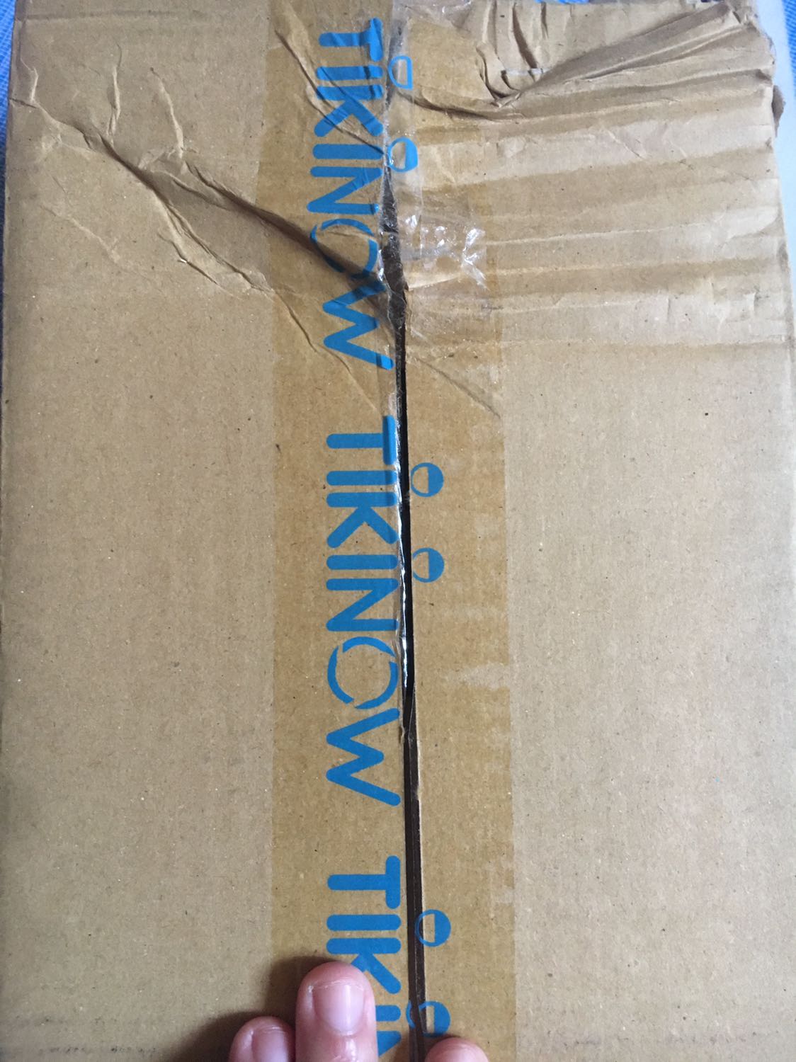 Hộp bị vạ đập , sách 2 quyển thì 1 quyển bị bóp méo .