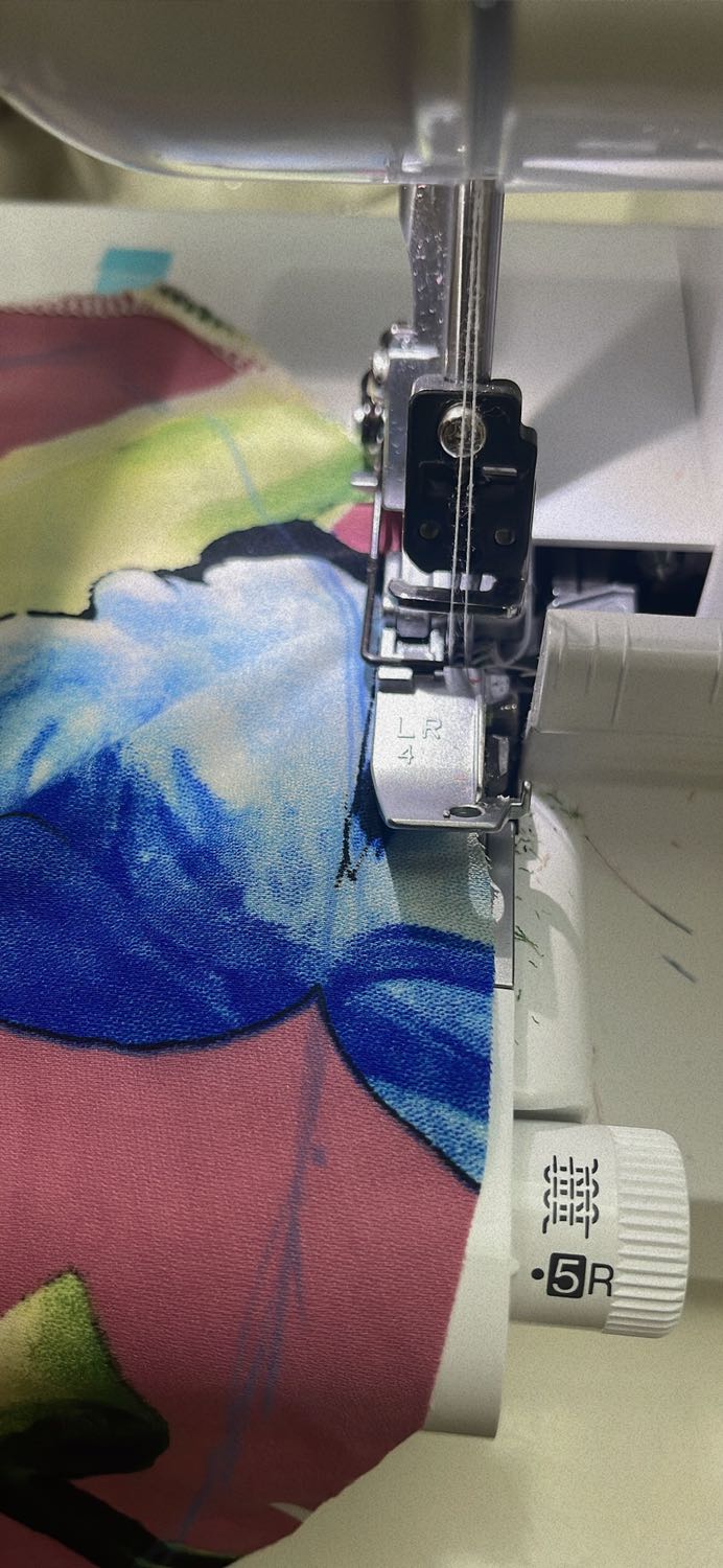 Máy động cơ mạnh, chạy mượt, đường chỉ đẹp, nhỏ gọn, không tốn nhiều diện tích, dễ sử dụng, tích hợp nhiều tính năng
Hàng chính hằng 
Khuyết điểm là bạn nào dùng chỉ tơ cần chuẩn bị trước dụng cụ xỏ chỉ, không thôi dành cả thanh xuân cho xỏ chỉ