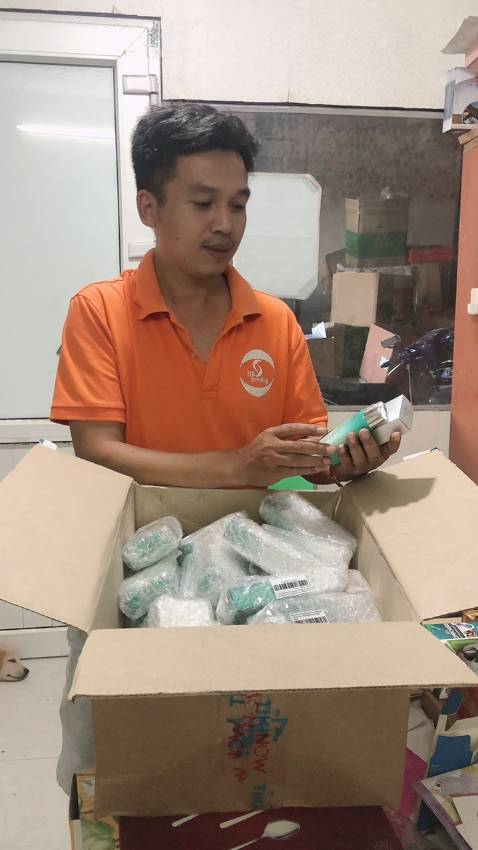 Cty nhân viên nữ thì đông, hôm trước 8/3 có mua tặng nhân viên kem chống nắng mà bạn nào cũng ưng. Nay thấy shop sale như giá sỉ nên mua hẳn 1 thùng tặng chị em. Mình con trai cũng dùng luôn. Thấy chị em cty khen quá, lại đang mùa hè nên lấy số lượng. Hàng quá sịn sò luôn, giao nhanh thần tốc, đóng gói cẩn thận. Cho shop 5*