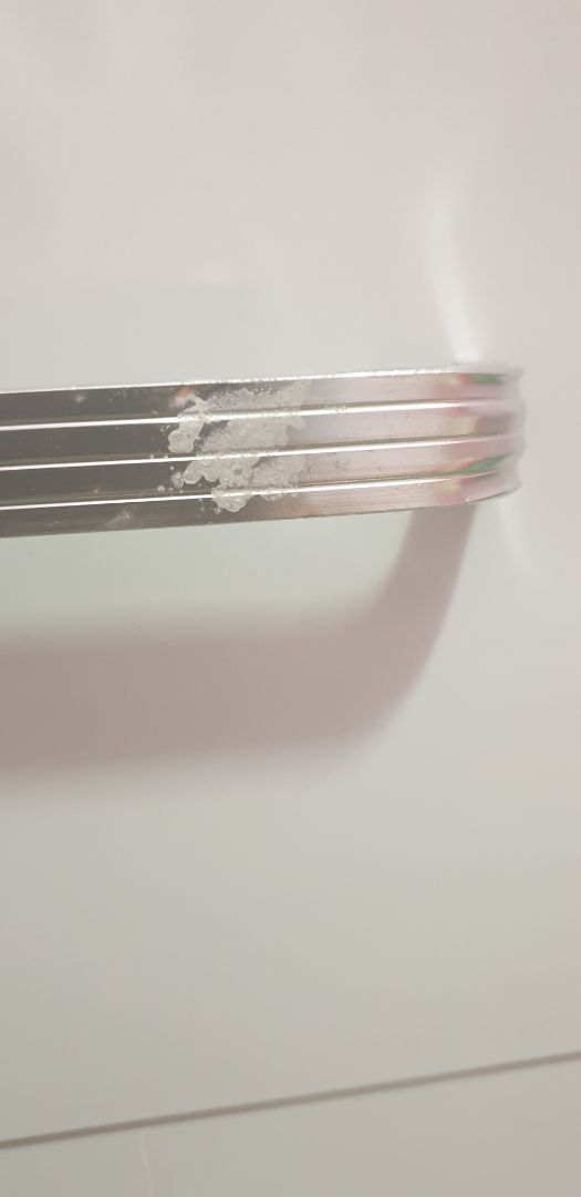 chất lượng tủ chưa tốt, ráp tủ như thế nào mà lại thiếu một mảnh ở góc dưới. ác ron tủ như muốn tróc. Tay nắm hộc kéo dính keo.