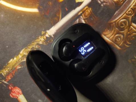 Mua về pin còn tầm 63%. Để 2 tai vào sạc 1 tiếng thì mới thấy tai bên Trái báo có sạc nhưng k vào pin. Đã làm mọi cách và k thể kết nối được. Đốc sạc tụt xuống 0% chỉ sau 2 tiếng = ). Lần đầu tiên mua hàng trên tiki mà lại như thế này