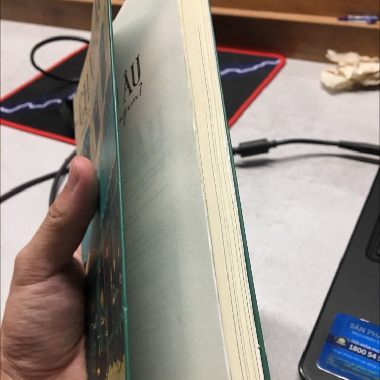 Lần thứ 2 mua sách trên Tiki gặp tình trạng này: sách cũ, bìa xước, bẩn, gãy sống, giấy cắt nham nhở. Quá thất vọng. Cần được đổi lại gấp