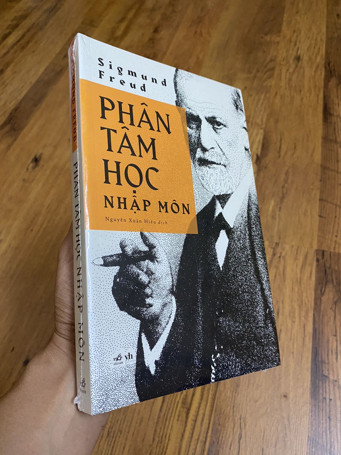 Sách mới tinh, nguyên seal, đến tay ko chút cấn móp gì. Giá sale rất tốt. Tks Tiki.