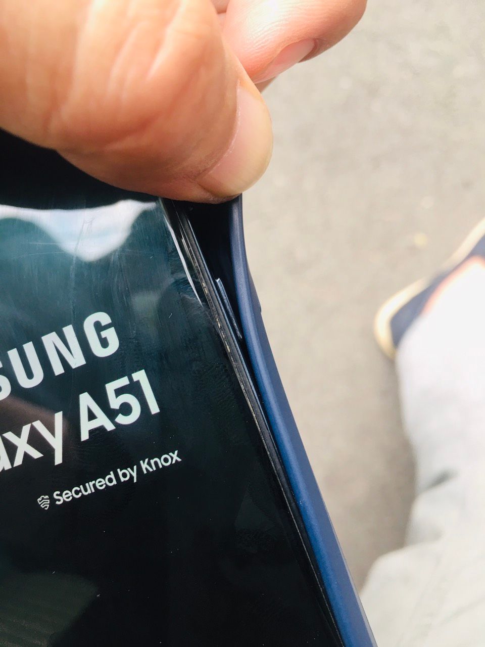 hàng bị lỗi núp hôm,gắn vào bị tắt điện thoại hoài,mic ngoài không đúng lỗ,mình muốn trả hàng lại shop ơi