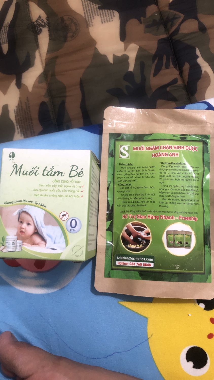 Sản phẩm mùi tràm dễ chịu. Bé tắm thấy da mịn hơn còn được tặng kèm túi muối ngâm chân