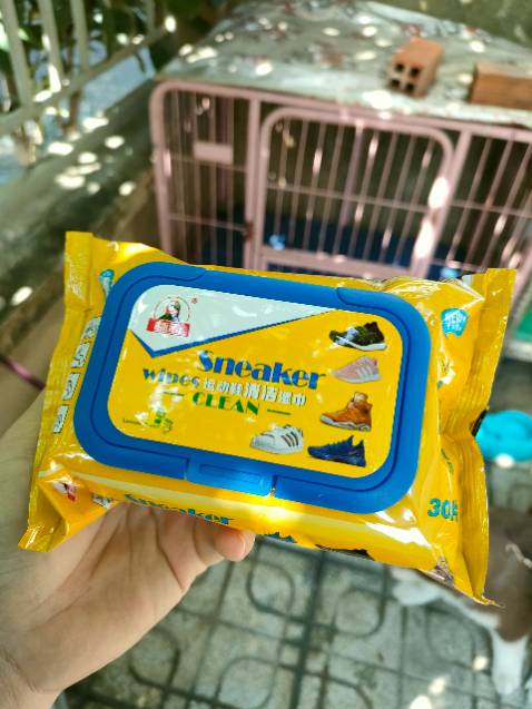 Giao khá nhanh, khăn ok lau sạch chấm điểm 9/10, giày bẩn nên lấy ra lau luôn nha mng chứ để lâu cũng k sạch đc đâu nha.