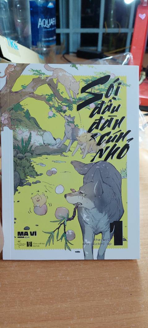 thì đây là trải nghiệm của mình khi mua qua đợt sale sách lần này,

thứ nhất, mình đặt thì thấy có dòng là "sách có thể bọc bằng bookcare" thì mình nghĩ chắc là ngoài seal còn có cả bubble warp nhưng kh phải, thay vào đó là một miếng giấy nhựa trắng nhàu và để bịt ngay miệng hộp khi mở ra 
(mình có quay lại nhưng tiki kh có up vid) 
(ảnh 4 mình cap là gần đây, vì trước khi mình đặt kh có cap lại) 

thứ hai, khì mình mở seal thì trên bìa và gáy sách có những vệt đen (nhưng thật may mình lau đc 🥹) 

thứ ba, tương tự như tập 2 mình đã mua thì kh còn gì nữa hết, vẫn xinh đẹp tuyệt zời 😘