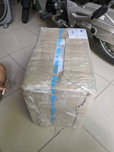 Thùng máy có rách tí nhưng ko sao. Máy mạnh. Cứng cáp. Nặng. Hơi ồn. Ko có chức năng xay hạt khô. Vẫn luôn tin tưởng Bluestone.