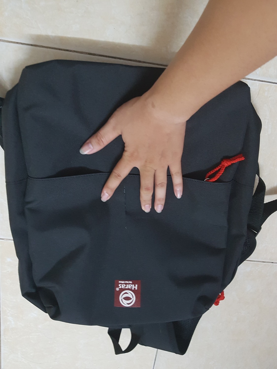 Vừa nhận hàng. Không hài lòng lắm vì balo bị rách 1 đường ngoài không biết do shop hay do quá trình vận chuyển