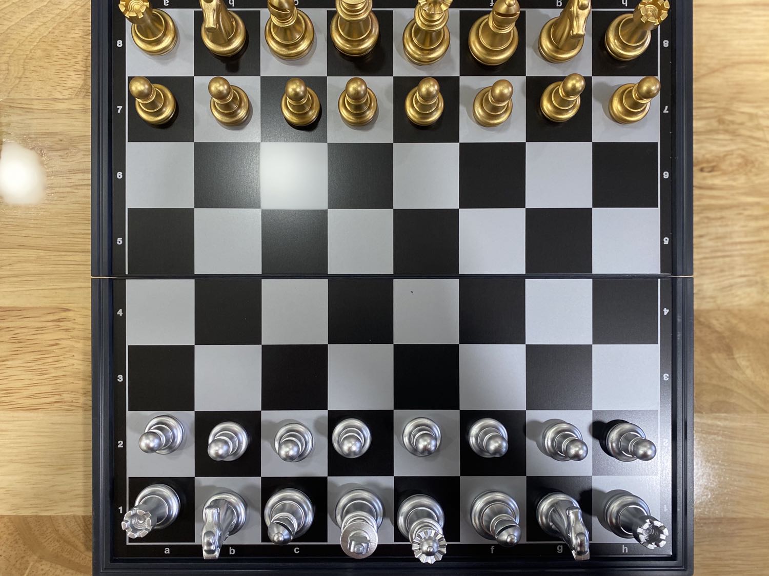 Bàn cờ và quân cờ rất chắc chắn, đóng gói cẩn thận. Quân cờ siêu đẹp, có nam châm hút, cầm vừa tay. Thấy nhiều bạn mua ở shop khác xong review là bàn cờ bên ngoài quá nhỏ chỉ bằng 1 gang tay mình cũng hơi lo nhưng shop này mình chọn size nhỏ nhất rồi vẫn rất vừa vặn ko bị tí hon như mấy chỗ kia. Cực kì hài lònggggg