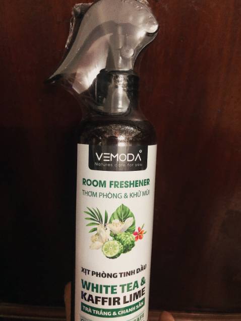 Mùi thơm dễ chịu rất thik .Chai có khoá van xịn. Mùi thơm nhưng ko hê bị nồng khá dễ chịu hơn nhưng loại xịt phòng mình từng mua trước đây của shop kia