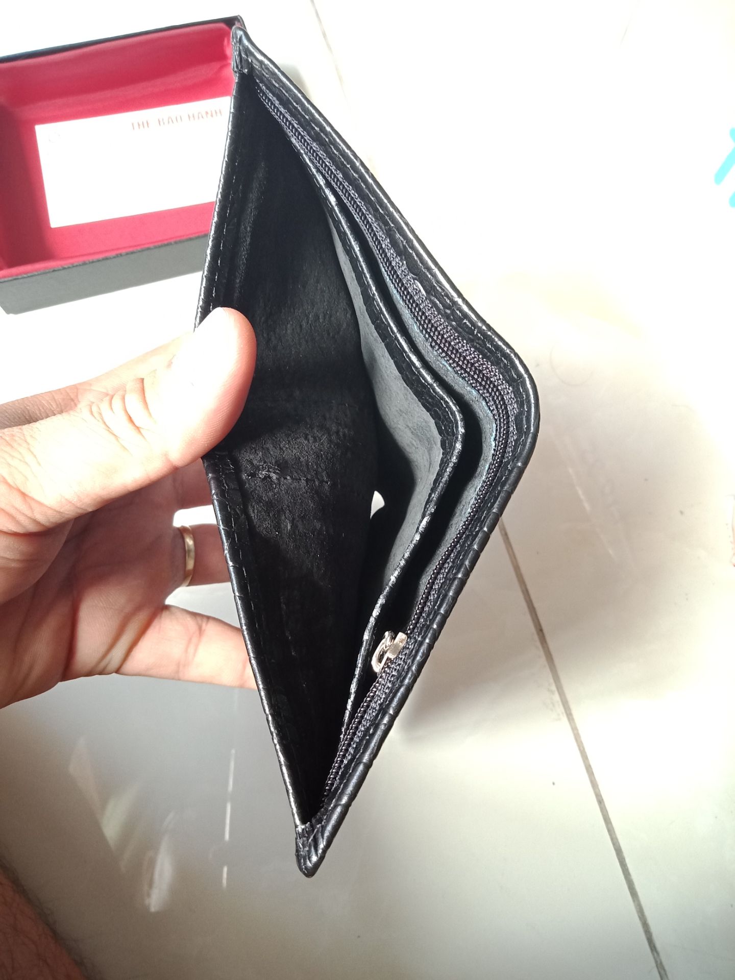 Ví nam da bò mềm mại , dập vân cá sấu tăng thêm phần sang trong... Huy Hoàng là thương hiệu mình luôn tin chọn