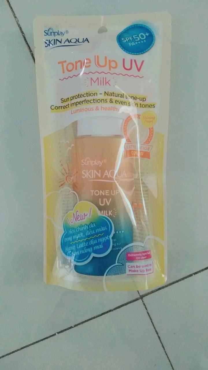 Mùi thơm dễ chịu, kem mịn dễ tán, nhớ lắc đều trước khi sử dụng, kem có màu cam nhẹ và đây là lần đầu mình đặt ở Tiki do có giảm giá nhiều