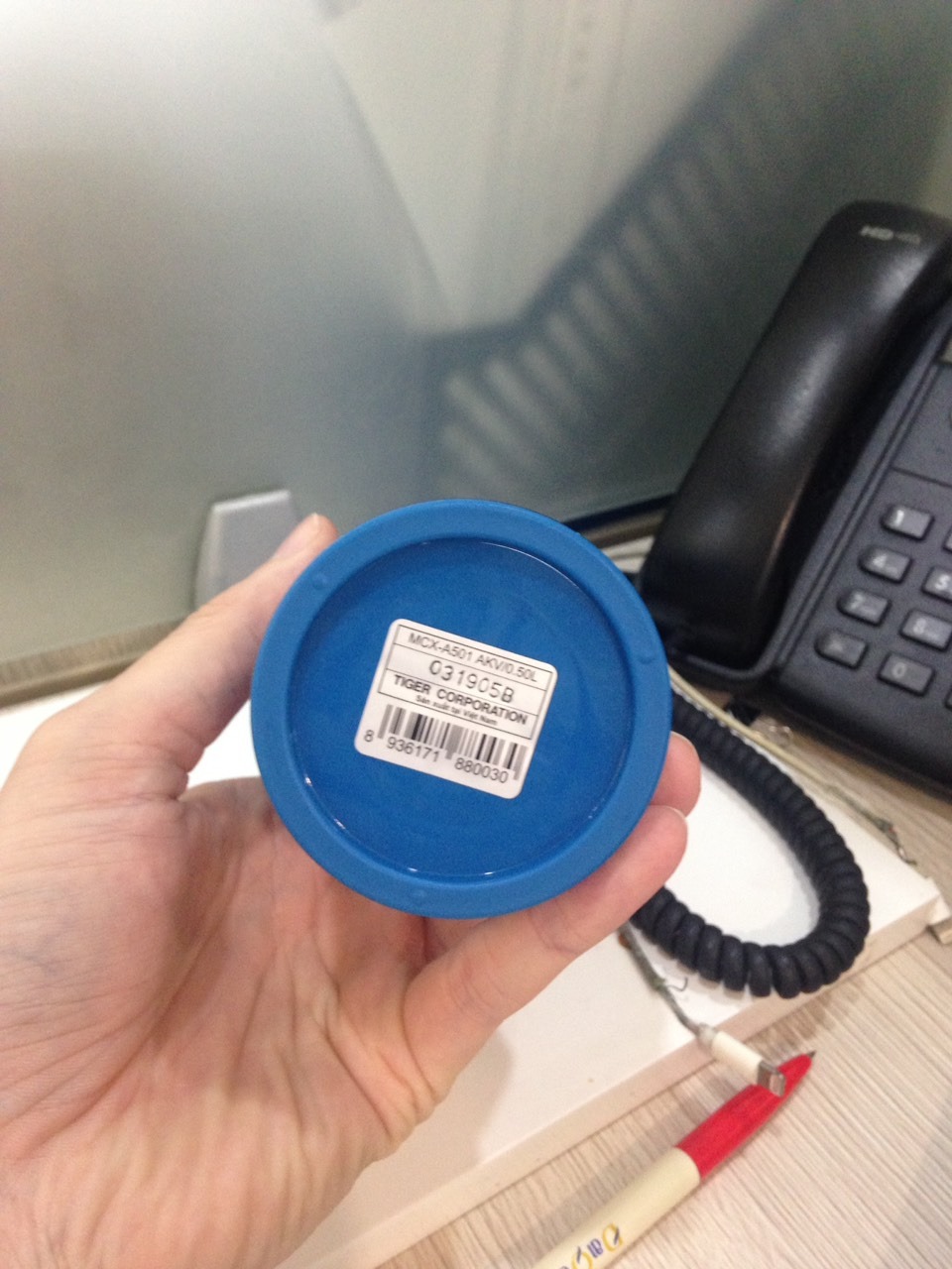 mua 1 cái 0.6L màu đen rồi dùng rất thích vậy là mua cái nữa cho nhỏ ở nhà 0,5L màu xanh. mình cảm nhận bên ngoài (láng bóng mịn) đẹp hơn cái màu đen (nhám mờ) và nhỏ gọn hơn, khả năng giữ nhiệt tốt, mua đúng đợ sale nên giảm được thêm 50k thk shop