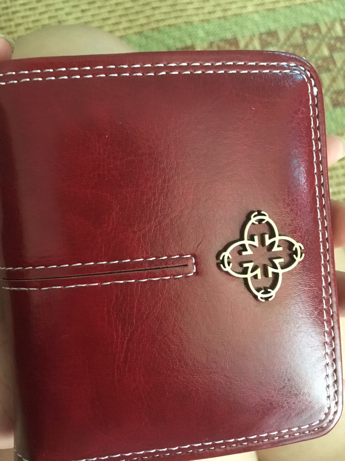 Ví đẹp như hình, đường may đều, chắc chắn... mỗi tội chỉ có 1 ngăn ở giữa! Cơ mà vote 5 sao vì ví cầm trên tay rất thích! Bông hoa cổ m thêm vào cho tí màu mè thôi!