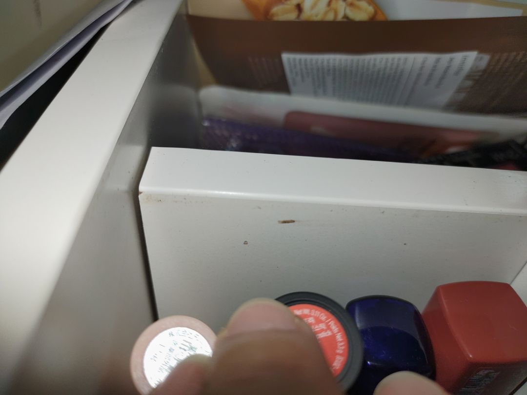 Đặt hàng từ 22/9 mà đến ngày 31/10 mới giao. hàng gỗ mà đóng gói rất hời hợt chỉ quấn một vòng màng co rồi đóng vào thùng carton rất mỏng nên dẫn đến tình trạng hàng bị nức bể khá nhiều chổ. nói chung là từ nhà bán hàng đến sàn tiki đều quá tệ, từ chất lượng hàng- đóng gói- dịch vụ khách hàng-giao hàng ..... càng ngày càng tệ.