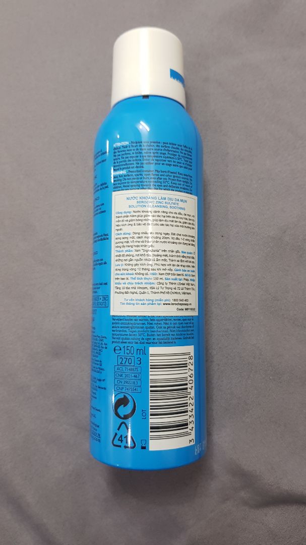 Người ta nói khi gặp được chân ái của cuộc đời thì tất cả những thứ khác đều là tạm bợ =]]] Và mị đã gặp được chân ái của đời mình là Larocheposay. Từ xịt khoáng, SRM, kem trị mụn.. đã dùng qua là ko thể chê được luôn. Bạn xịt khoáng dùng mùa hè thì càng sung sướng hơn =]] dùng xong là thấy da mặt mátttt, giảm dầu hẳn luôn, check = phim thấm dầu hơi bị ngạc nhiên. Mị còn dùng bạn này thay cả toner, rửa mặt xong thì dùng bạn này để cân bằng lại thấy cũng ổn lắm đỡ phải cồng kềnh xức nhiều loại lên da =]]