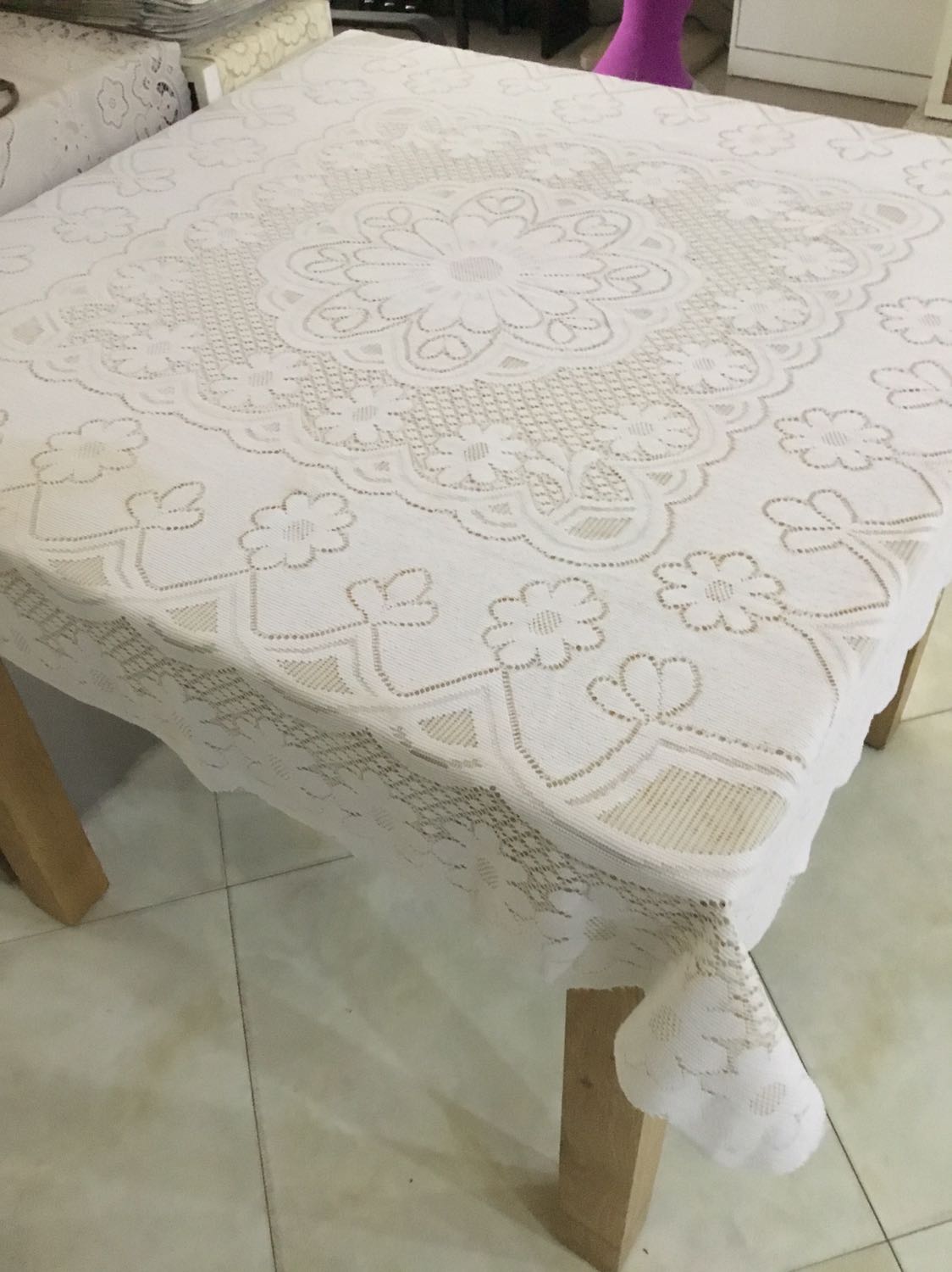 Khăn trải bàn vuông, ren đẹp, lịch sự, khá dầy dặn.