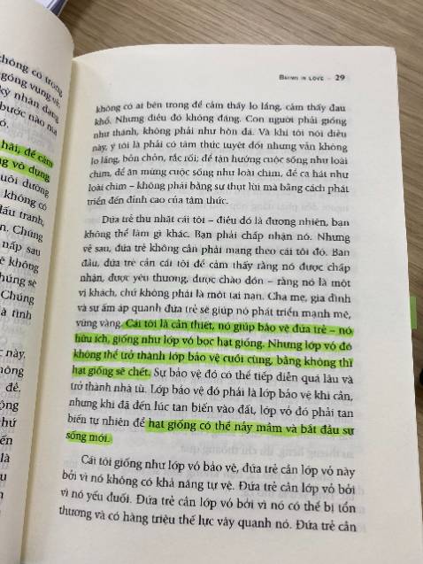 Mình từng đọc rất nhiều sách Triết học nói về Bản ngã, cái Tôi, nhưng chưa hiểu được vì sao cái tôi hình thành, và vì sao nó hình thành bên trong chúng ta. Với Yêu của Osho đã làm dc điều đó, cái tôi sinh ra từ gia đình (cụ thể là sự bao bọc yêu thương của cha mẹ làm chúng ta hình thành dần cái suy nghĩ mình là "cái rốn của vũ trụ", mình mang cái Tôi đó kè kè bên mình ra đời, áp cái Tôi vào mọi thứ trong đời sống...nên muốn gỡ bỏ cái tôi phải giải quyết từ gia đình. 

Cái tôi phải nên có để đủ dũng cảm đương đầu với xã hội, nhưng k nên đem nó đi suốt cuộc đời. Giống như vỏ của hạt mầm, thoạt đầu là bảo vệ nhưng nếu k bóc vỏ và nảy mầm thì hạt giống vẫn chỉ là hạt giống và tiêu hủy thôi. Còn bóc vỏ rồi hạt giống sẽ nảy mầm thành cây - một chu kỳ sống mới ở một hình thái xuất hiện (giống như đâu đó có ai đó đã nói Luân hồi không nhất thiết phải chết đi là vậy).

Tựa sách là Yêu nhưng nội dung rất sâu sắc, đi sâu về cái Triết lý để hoàn thiện chính mình từ những góc nhìn rất hay. Sách Osho vừa đọc vừa chiêm nghiệm thì mới hiểu được những tinh túy của người được.

Rất recommend nên đọc.