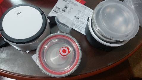 Hộp cơm dùng đc dê  dùng, nhưng mà hấp quá nhiều hơi nước nên recomment mọi ng mua hộp quay đc lò vi sóng thôi